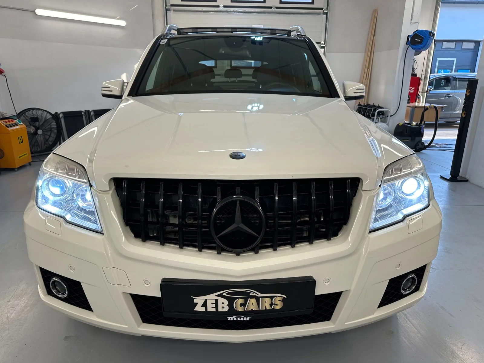 Mercedes mit ZEB-Cars-Kennzeichentafel in einer Aufbereitungshalle