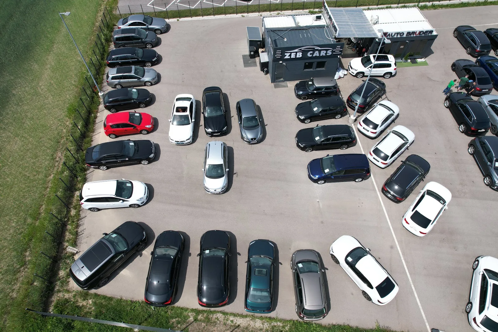 Luftaufnahme des Standorts und des Fahrzeugbestands von Zeb Cars