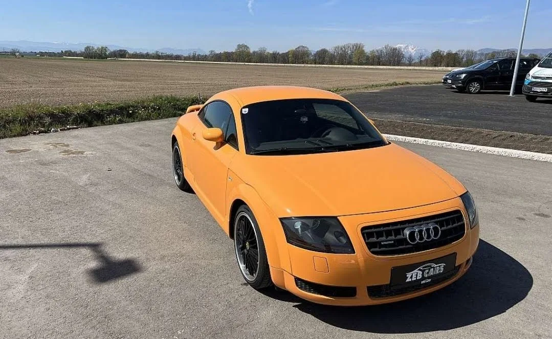 Orangefarbener Audi mit ZEB-Cars-Kennzeichentafel