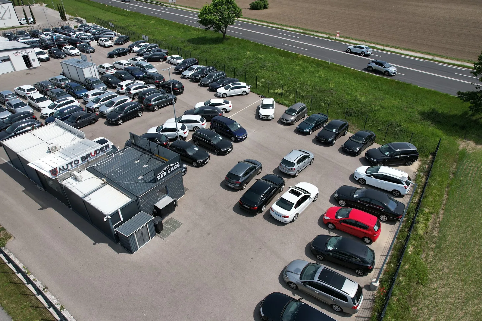 Luftaufnahme des gesamten Fahrzeugplatzes von Zeb Cars