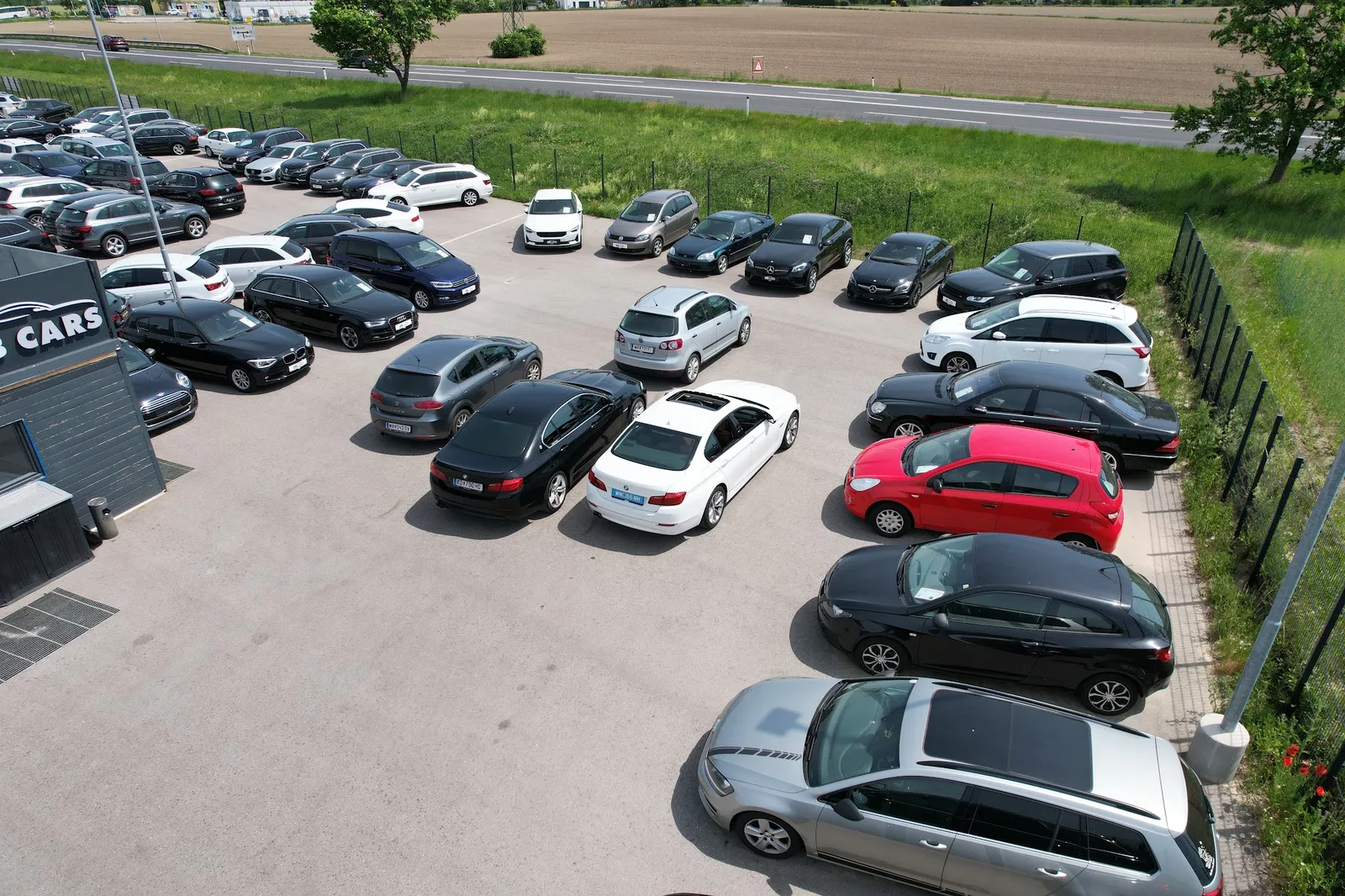Luftaufnahme des Fahrzeugbestands bei Zeb Cars